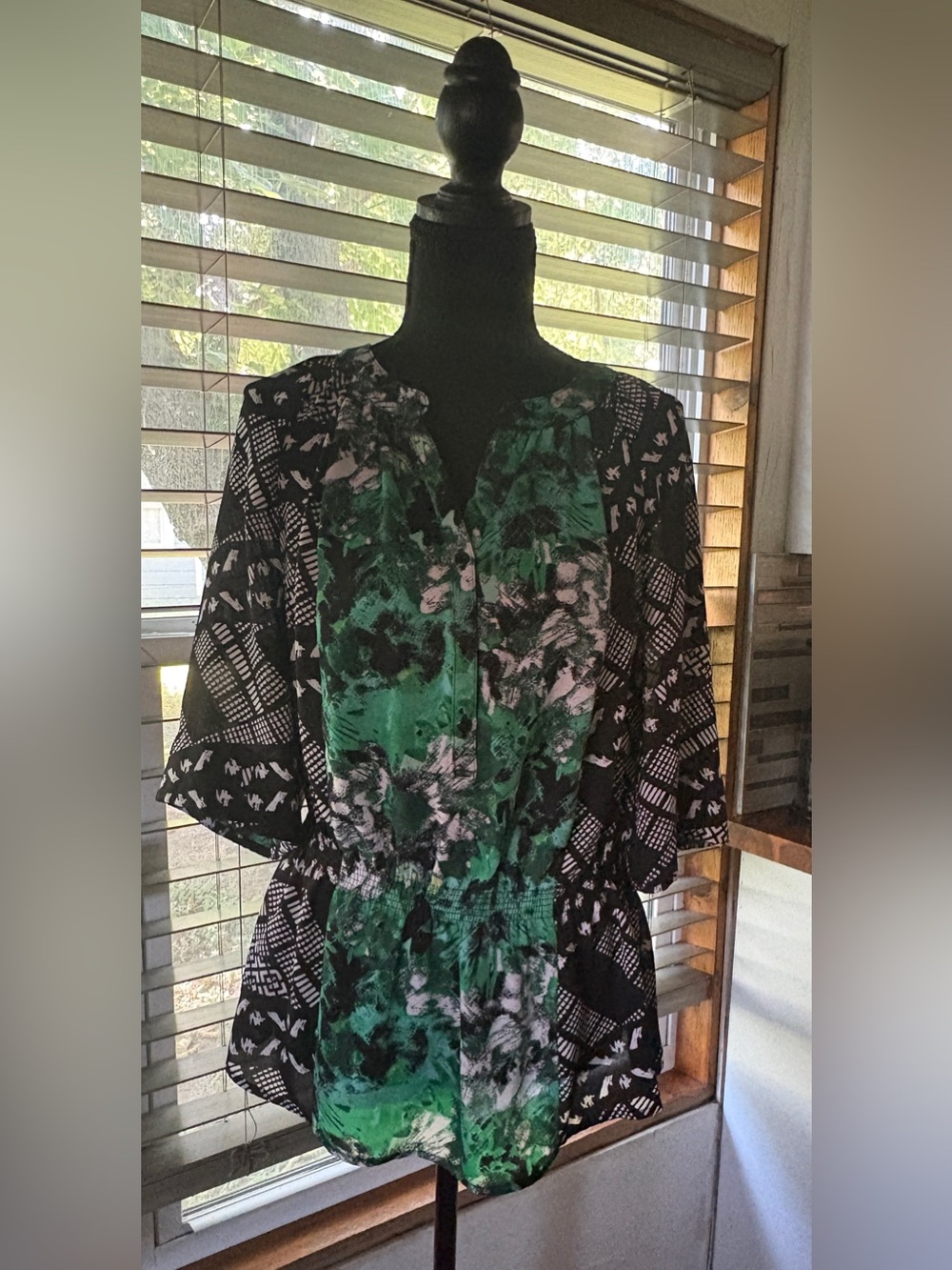 Valerie Stevens Green & Black Mixed-Print V-Neck Tunic Top